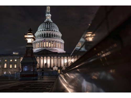 Bręstant JAV vyriausybės uždarymui, Senatas siūlo trumpalaikę išeitį dėl biudžeto